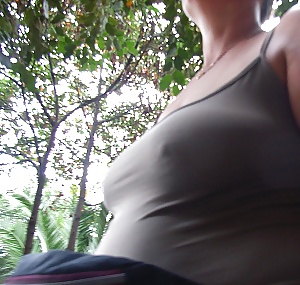 Sex Gallery ohne bh unterwegs