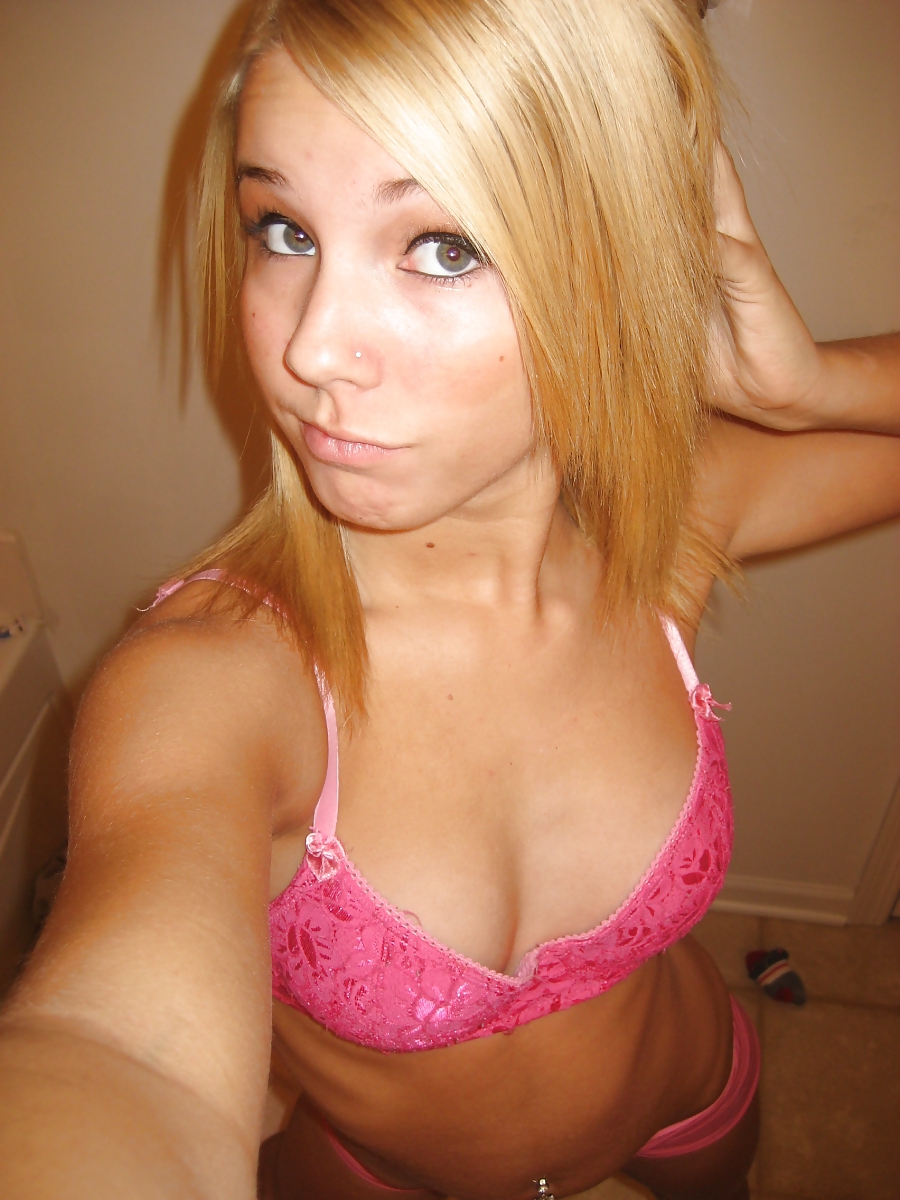 Sex Gallery Blond Teen Girl with amazing body Selfshot 2of3