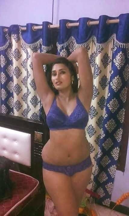 Hot Bhabhi - 6 Pics