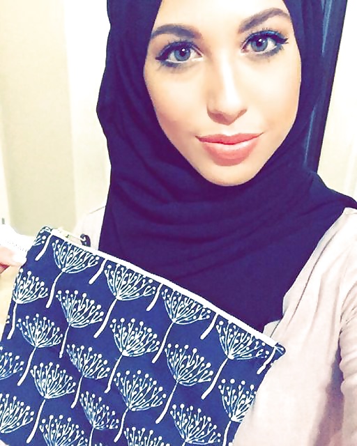 Sex Gallery Do you want more of this sexy hijabi girl ?