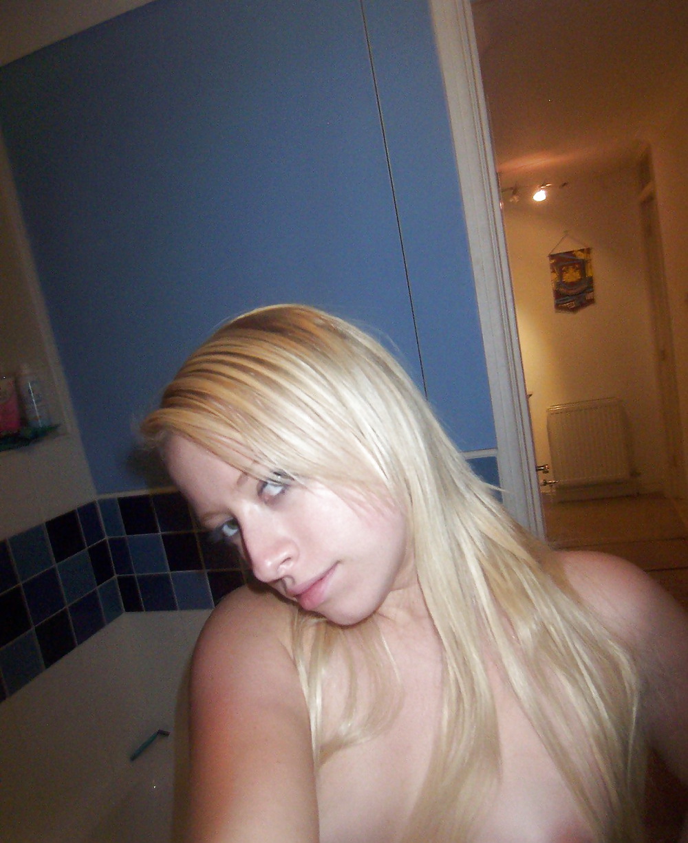 Sex Gallery Stolen Pics - Blonde Girl with small Tits
