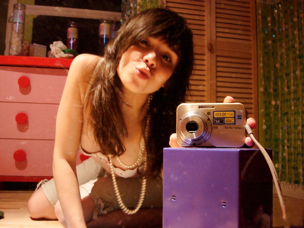 Sex Gallery 19yo Stacy takes selfies for her friends