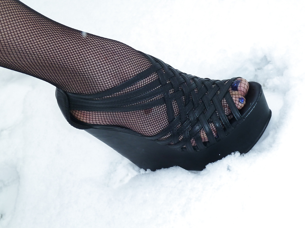 Sex Gallery babysitter feet in snow