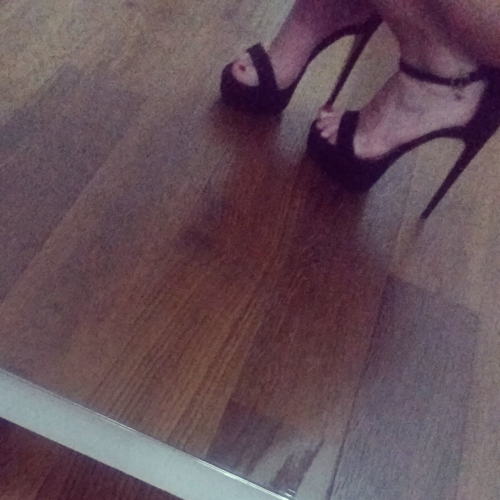 Something sexy.. High heels.. Foot fetish.. - 4 Photos 