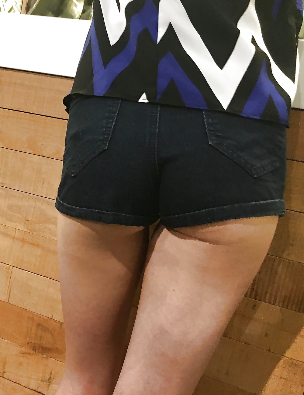 Sex Gallery Tiny tight redhead slut mall teen in tiny shorts