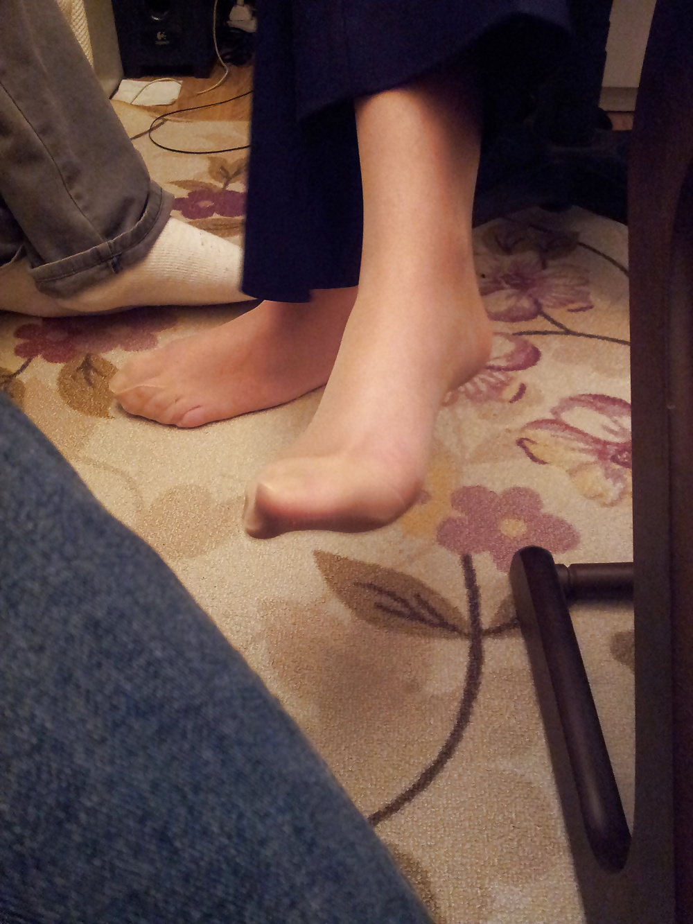 Sex Gallery My friend's size 8,5 nylon feet (hidden)