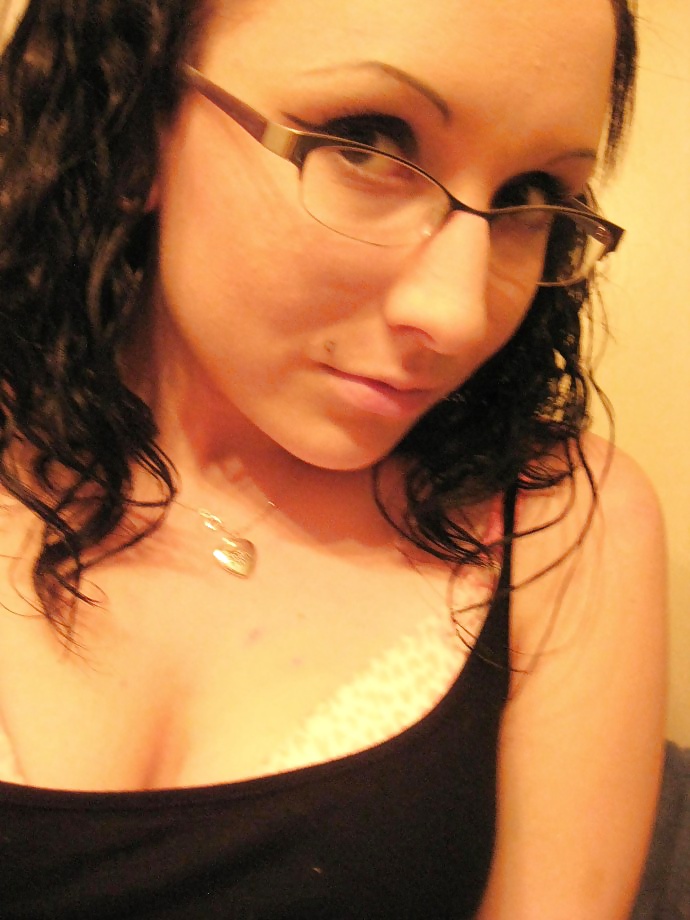 Sex Gallery brunette slut taking selfies