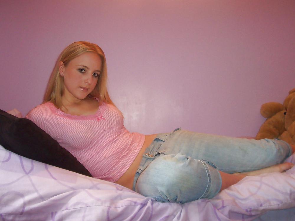 Sex Gallery Amateur Teen Blonde in Bedroom