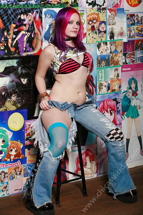 Anime Junkie Girl doing strip tease - 21 Pics 