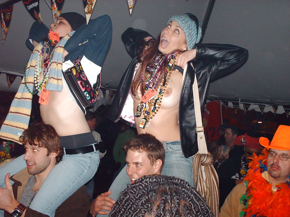Sex Gallery Mardi Gras girls flashing their boobs