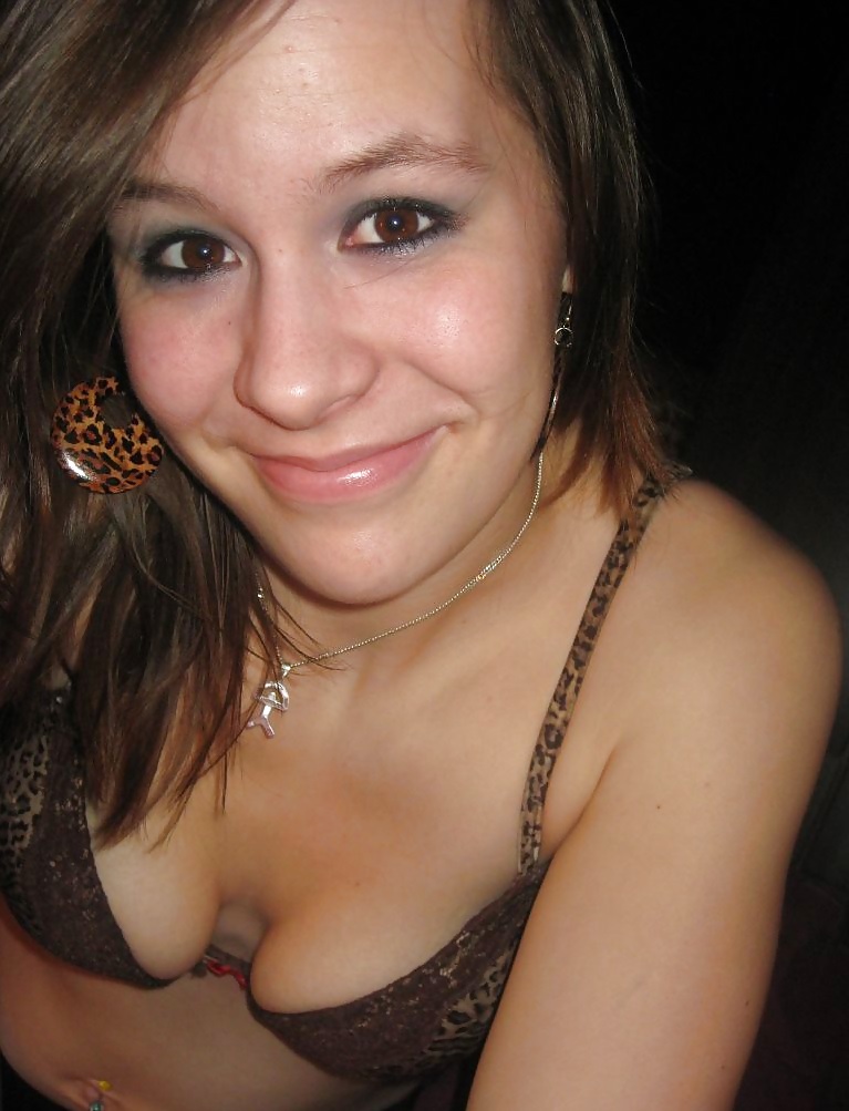 Sex Gallery Young slut who likes to be photographed
