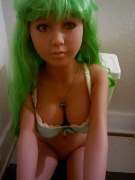 Sex Gallery Nina on the crapper