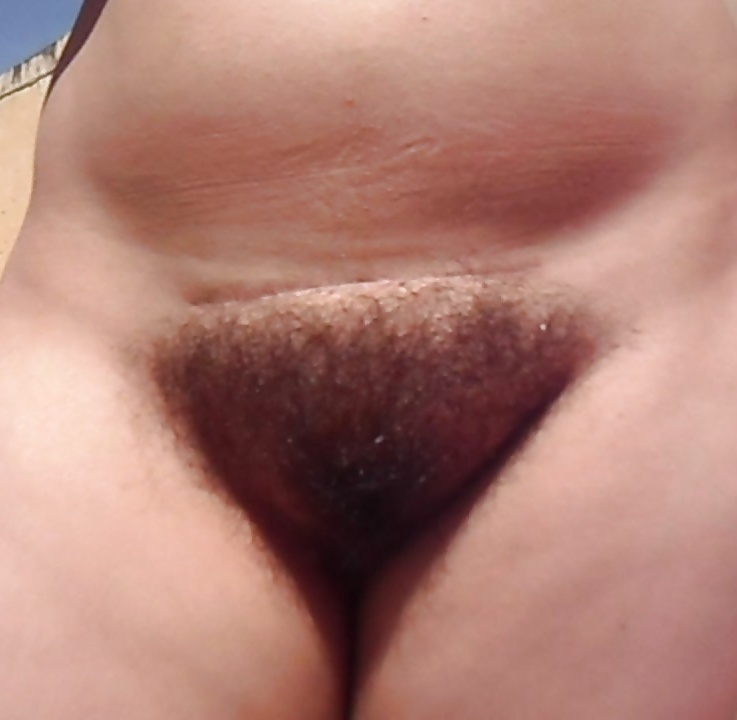 Sex Gallery Alicia hairy pussy in the sun