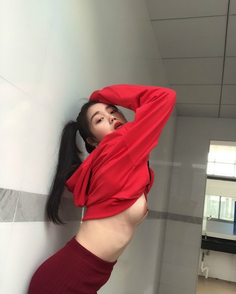 Daring Chinese Girl with Hot Body - 22 Photos 