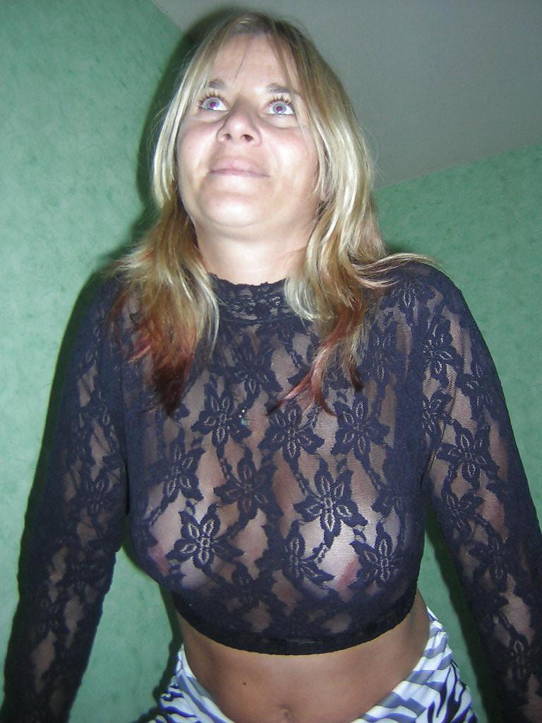 Sex Gallery Blonde milf posing for the camera