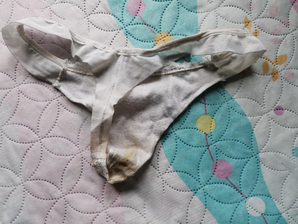 Mom with a sweet dirty butthole and smelly panties - 6 Photos 