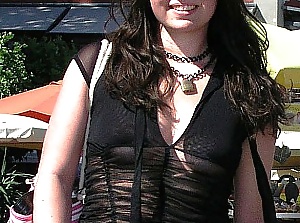 Sex Gallery ohne bh unterwegs