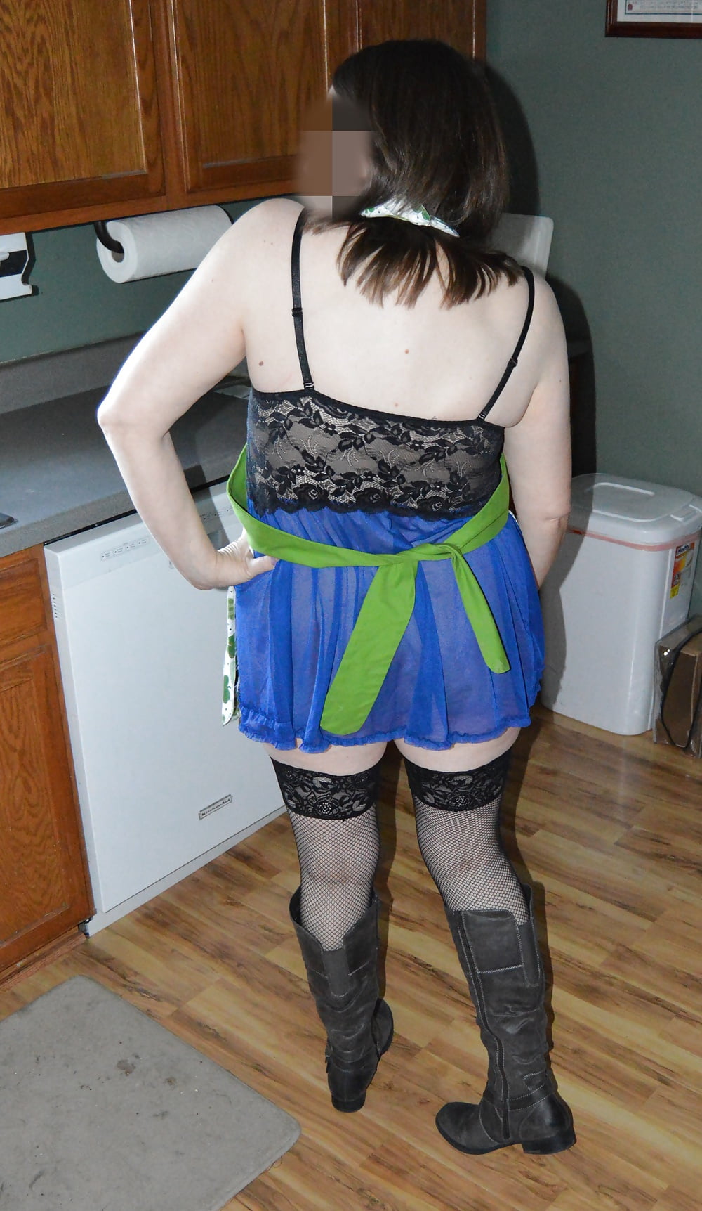 Sex Gallery Sexy Mormon MILF in the kitchen