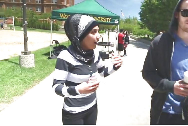 Sex Gallery Veiled Arab slut kissing white dude