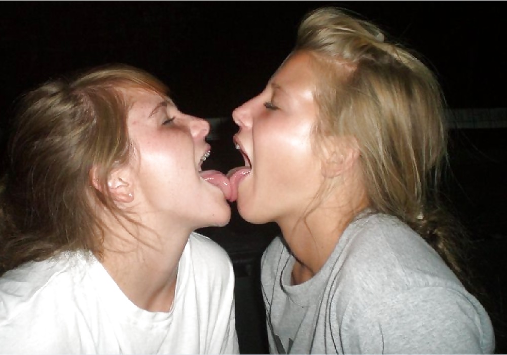 Sex Gallery lets lick tongues