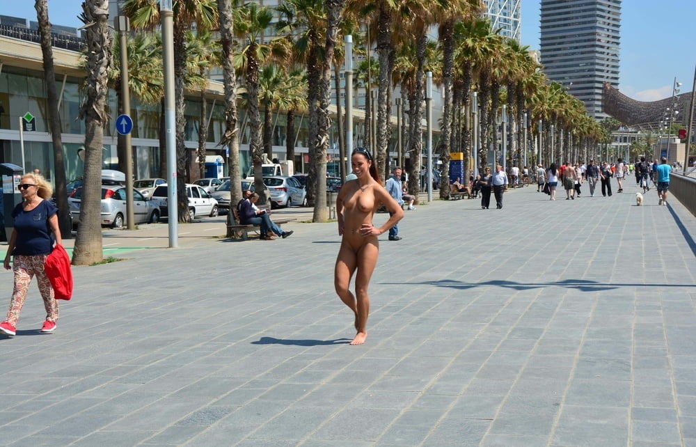 Nude in public 002. - 20 Photos 