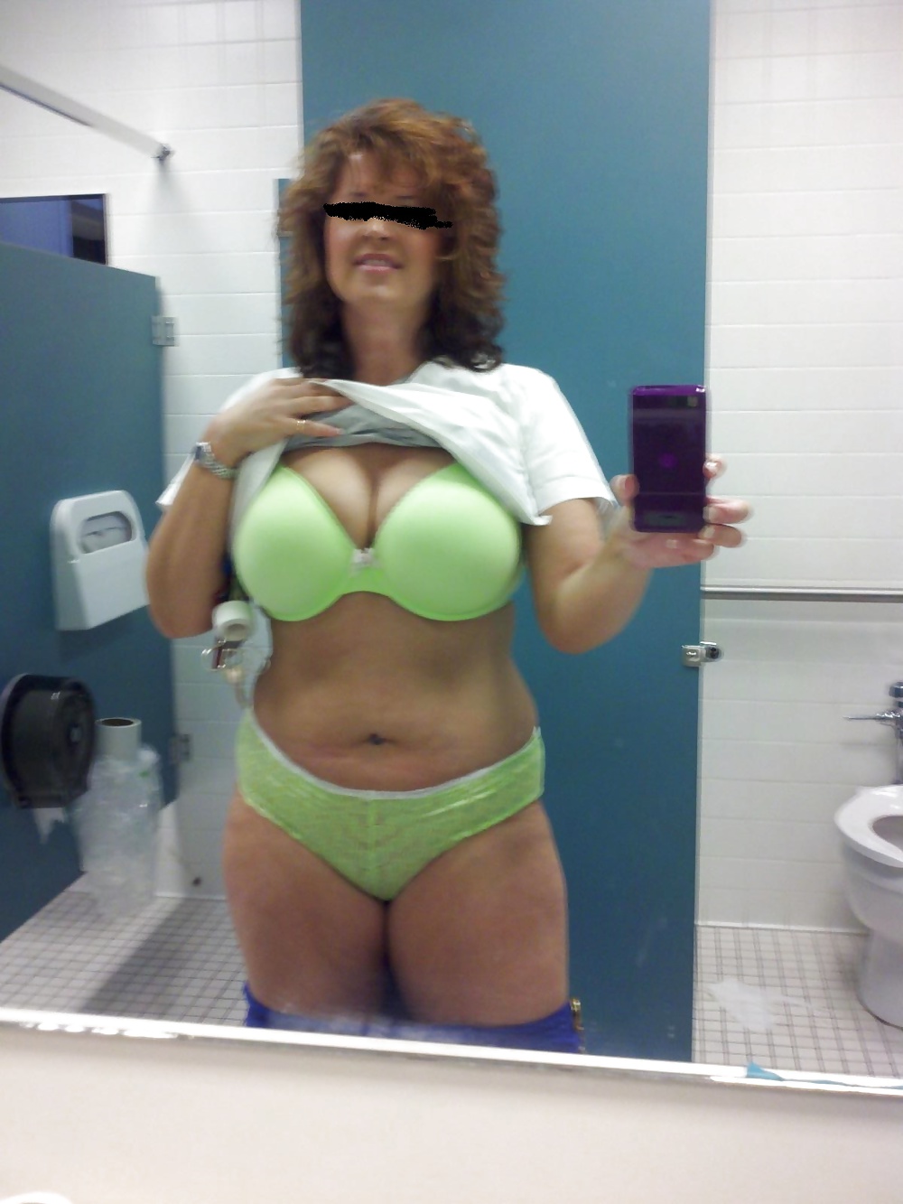 Sex Gallery Thick Married MILF showing off