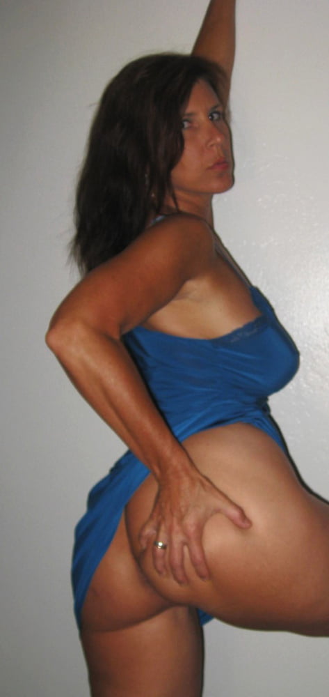 Busty MILF - Blue dress and dildo - 42 Photos 