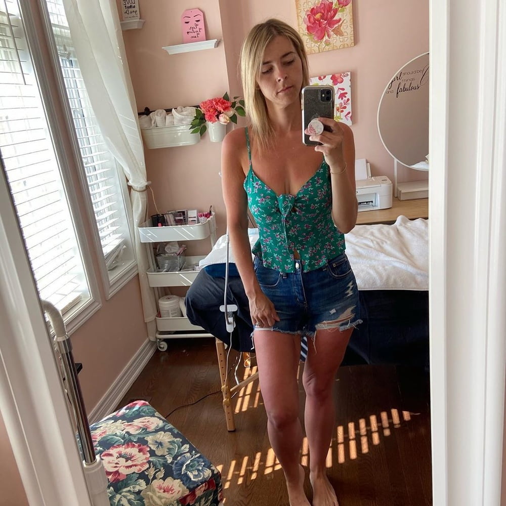 Real amateur mom Emily makin saelfies with great tits - 25 Photos 