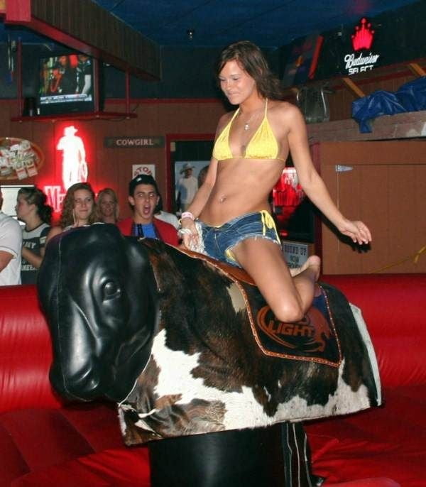 Bull riding girl. Аттракцион родео девушка. Bikini bull riding silver85327. Родео в бикини. Женское родео в купальнике.