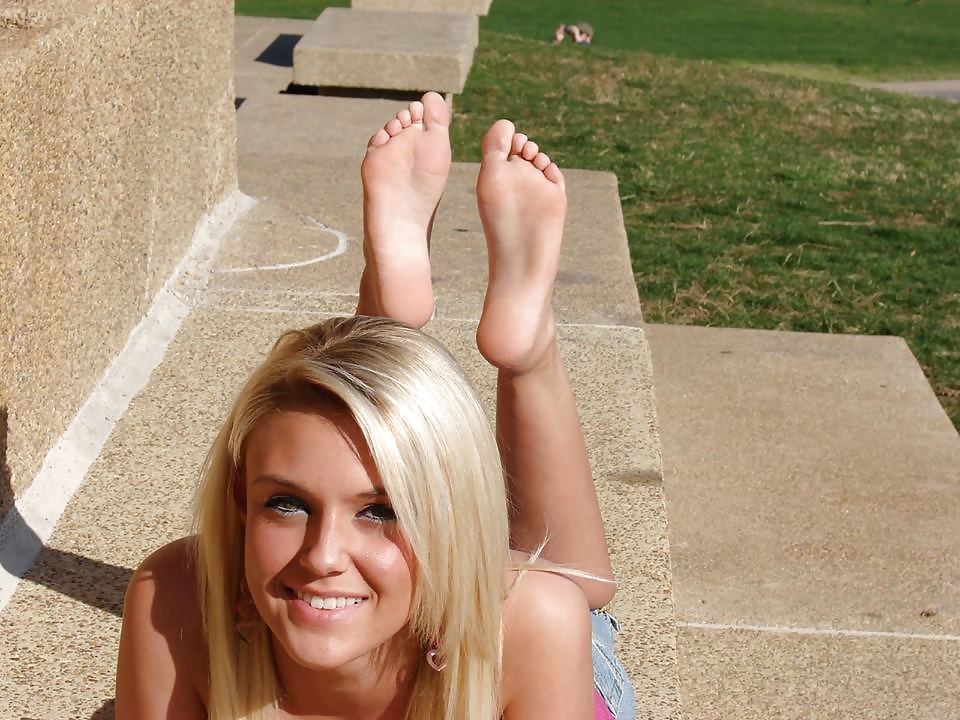 Pretty teen feet pictures-3393